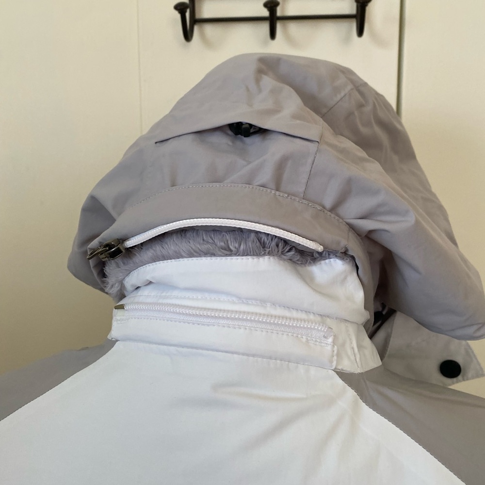 The North Face Women's White & Light Gray Ski Jacket with Removable Hood - Picture 10 of 16